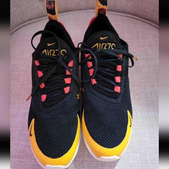 ❤️SOLD❤️ Nike Air Max 270 Black Crimson Floral - Picture 4 of 8